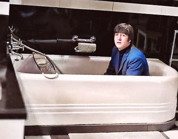 John Lennon przed sceną w filmie A Hard Day's Night.jpg