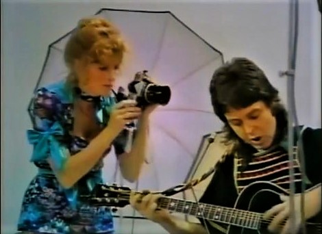 Linda i Paul McCartney TV show- screen na Forum Nae (2).jpg