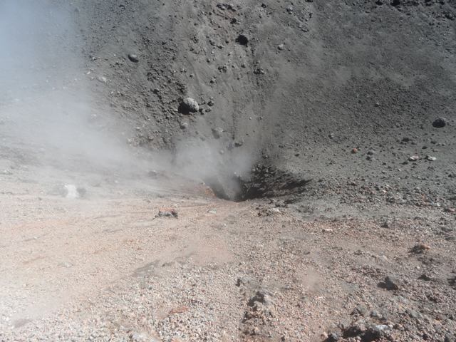 Jeden z kraterów Etny. Fot Tadeusz Wójcik, wrzesień 2010.jpg